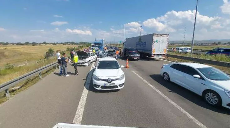 6 aracın karıştığı zincirleme kaza: 8 yaralı