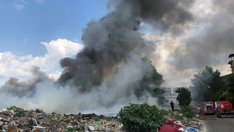 Bursa'da hurdaların bulunduğu alanda çıkan yangın kontrol altına alındı.