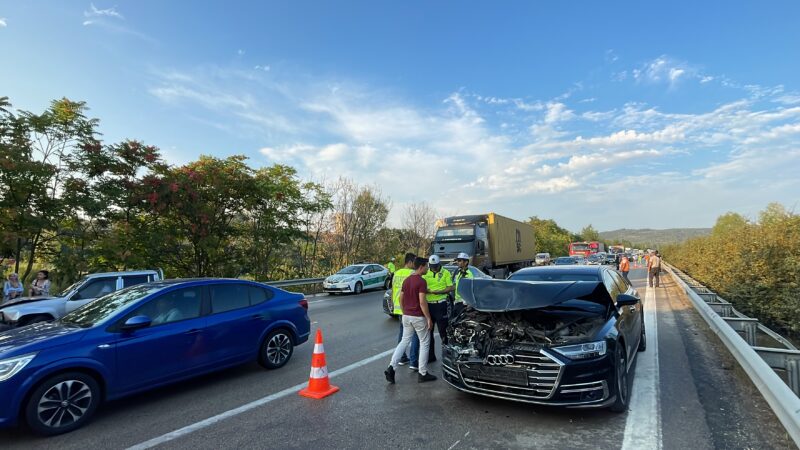 İstanbul-İzmir Otoyolu'nun Bursa bölümünde, 15 aracın karıştığı zincirleme trafik kazasında