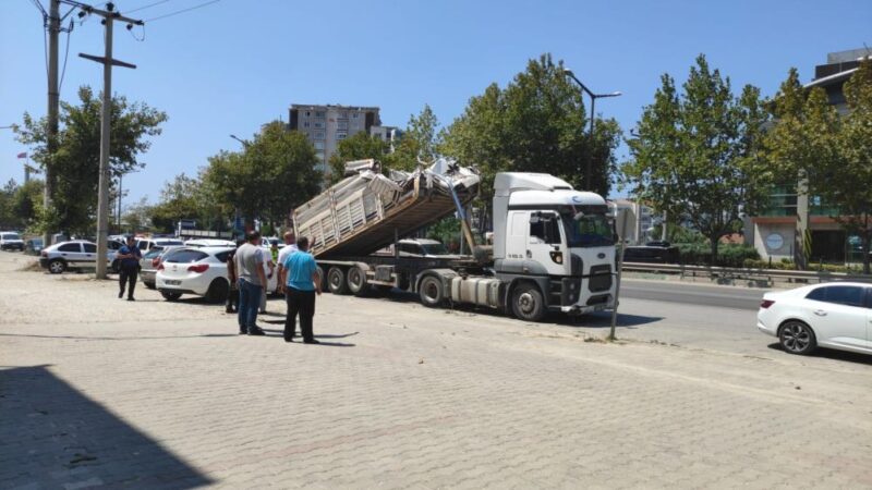 Bursa’da damperi açık kalan kamyon üstgeçide çarptı. Şans eseri üst