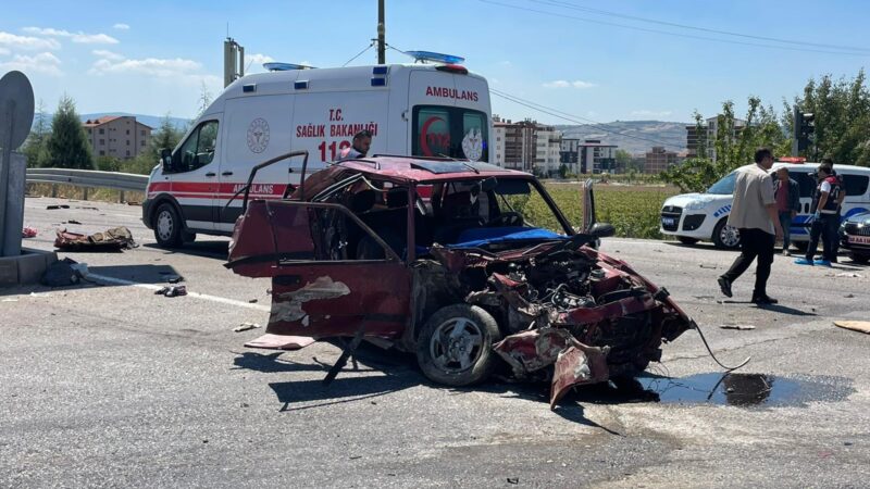 Bursa’da kaza: 3 ölü, 1 yaralı Bursa'nın Yenişehir ilçesinde TIR'la otomobilin çarpıştığı kazada 3 kişi öldü,
