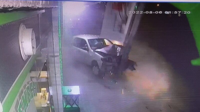 Bursa'da bir otomobilin aydınlatma direğine çarpması sonucu 3 kişinin yaralandığı