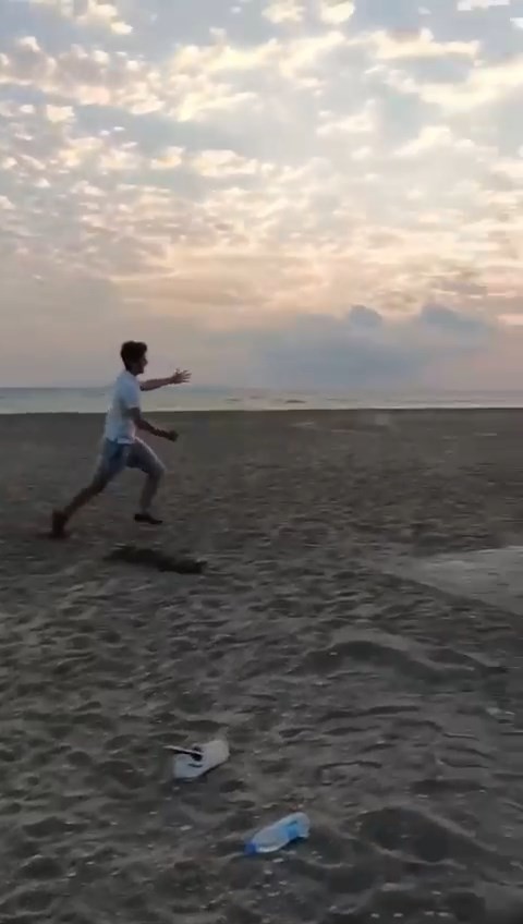 Bursa’da ayakkabısını köpeğe kaptırdı, metrelerce peşinden koştu Bursa’da ayakkabısını köpeğe kaptırdı, metrelerce peşinden koştu