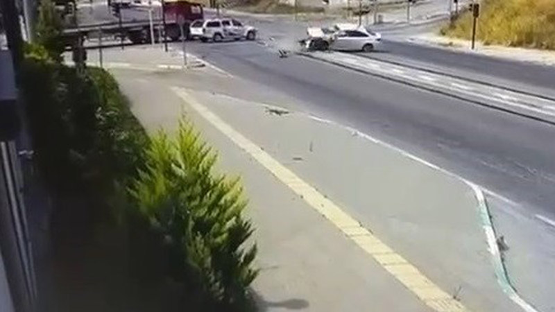 Yer: Bursa… Kırmızı ışığa uymadı, bedeli ağır oldu Yer: Bursa… Kırmızı ışığa uymadı, bedeli ağır oldu