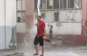 Bursa’dan ilginç görüntüler! Sağanak yağmurda böyle banyo yaptı