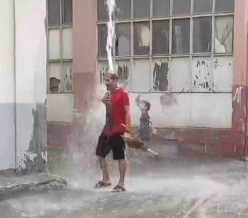 Bursa’dan ilginç görüntüler! Sağanak yağmurda böyle banyo yaptı