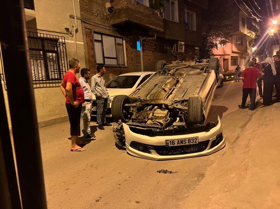 Bursa’da ara sokakta hız yapan otomobil, 3 otomobile çarparak takla attı