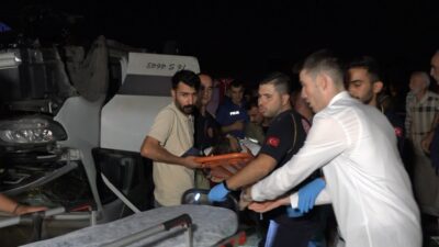 Bursa’da direksiyon hakimiyetini kaybeden sürücü servis aracıyla ters döndü