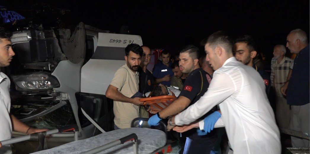 Bursa’da direksiyon hakimiyetini kaybeden sürücü servis aracıyla ters döndü