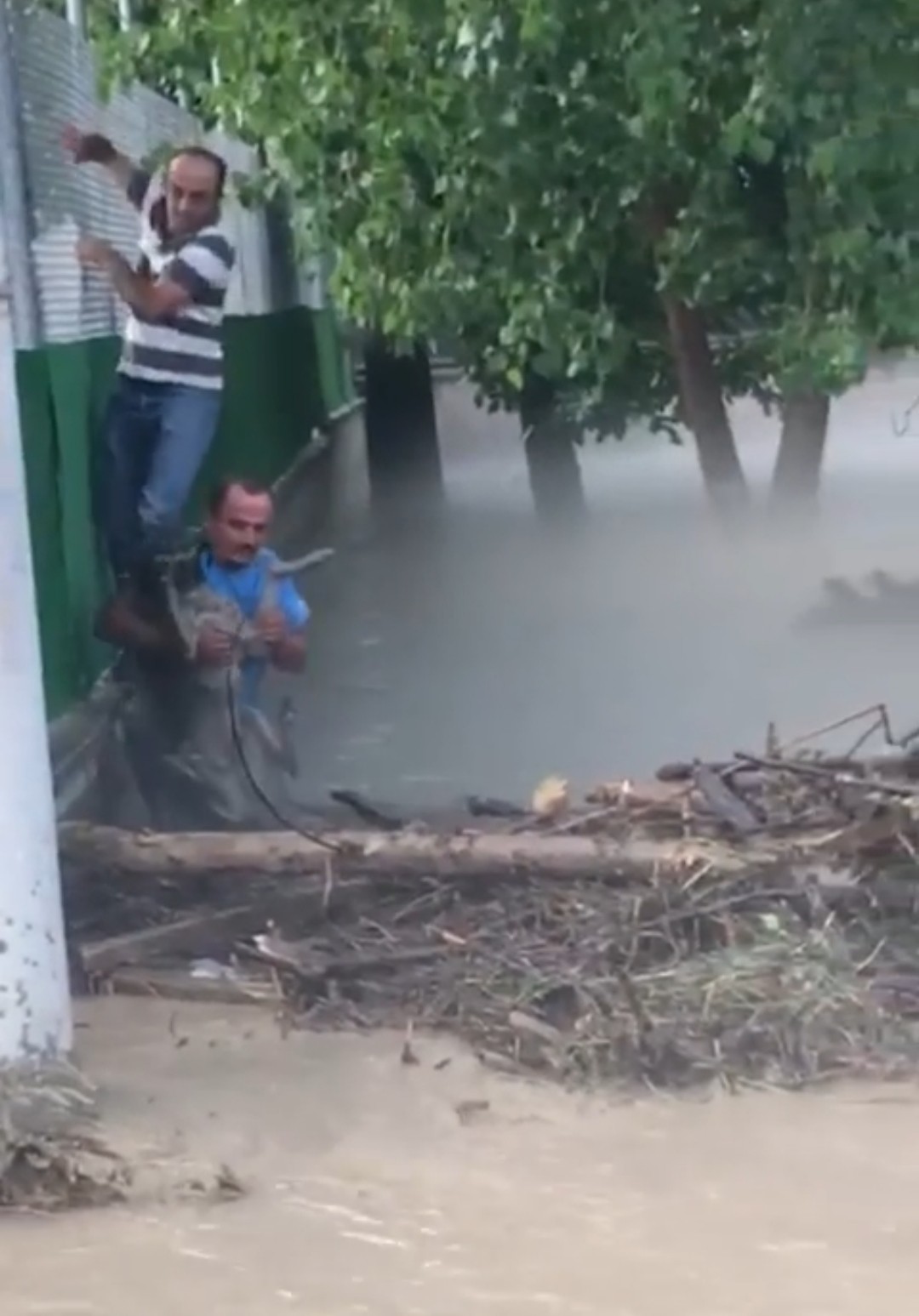 Bursa’da selde mahsur kalan köpeği ekipler kurtardı