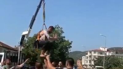 Bursa’da ilginç gelenek…Damadı vinçte sallandırdılar