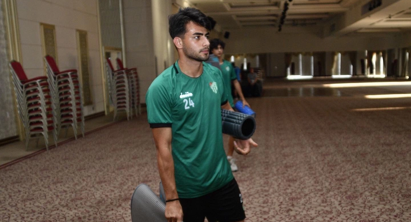 Bursaspor şiddetli yağmurdan salona kaçtı