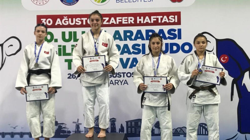 Valilik Kupası’nda zafer Osmangazi’nin Osmangazi Belediyespor Judo Takımı sporcuları, Sakarya’da düzenlenen 10. Uluslararası 30