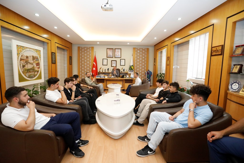 İngiltere’de yaşayan Türk öğrenciler kültürlerini öğreniyor