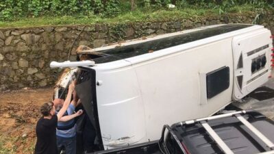 Tur otobüsü devrildi! Çok sayıda yaralı var