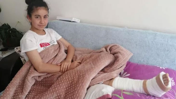 Köpekten korkup yola atlayan kız çocuğu dehşeti yaşadı