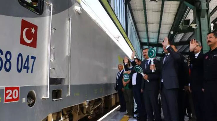 ‘İyilik Treni’, selin vurduğu Pakistan’a yola çıktı