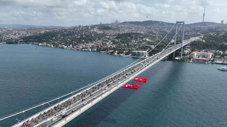 15 Temmuz Şehitler Köprüsü’nde dikkat çeken kare! Görsel şölen oluşturdu