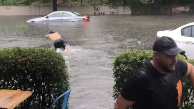 Yollar göle dönünce yaptığı herkesi şaşkına çevirdi! “İlk kez böyle bir şey gördüm” Şortunu giydi ve…