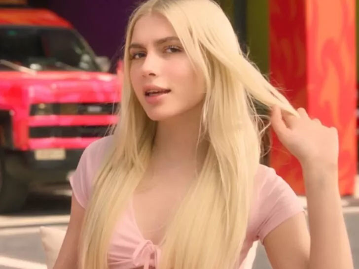 Aleyna Tilki’nin reklam gelirini araziye yatıracak! Aleyna Tilki’nin reklam gelirini araziye yatıracak!