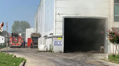 Geri dönüşüm tesisi yangını! 3 işçi dumandan etkilendi