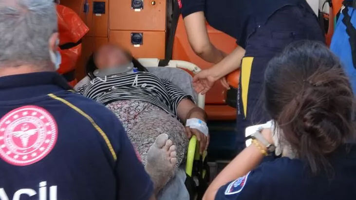 Sokak ortasında vahşet! Karısının kafasına taşla vurdu