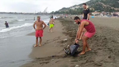 Hatay’da denize girenler şoke oldu, yaklaşan cisim korkuttu