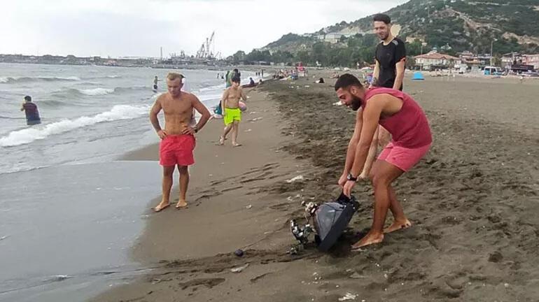 Hatay’da denize girenler şoke oldu, yaklaşan cisim korkuttu