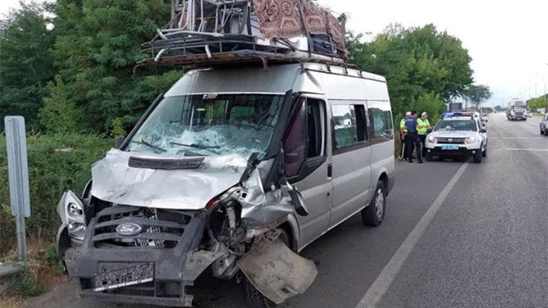 Fındık toplamaya giden ailelerin bulunduğu minibüs TIR’a çarpıştı: 14 yaralı