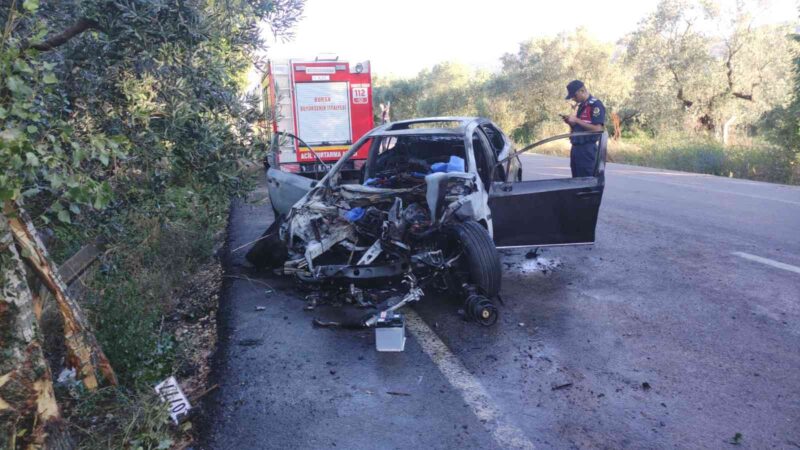 Bursa’da korkunç kaza! Feci şekilde can verdi Bursa’da meydana gelen trafik kazasında kontrolden çıkan bir otomobil yol