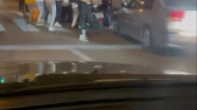 Bursa’da asker eğlencesinde yolu trafiğe kapatıp oyunlar oynadılar