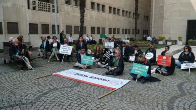 Bursalı avukatlardan oturma eylemi!