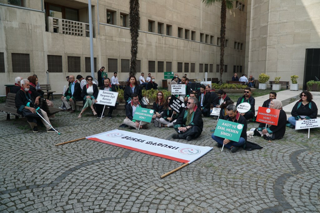 Bursalı avukatlardan oturma eylemi!