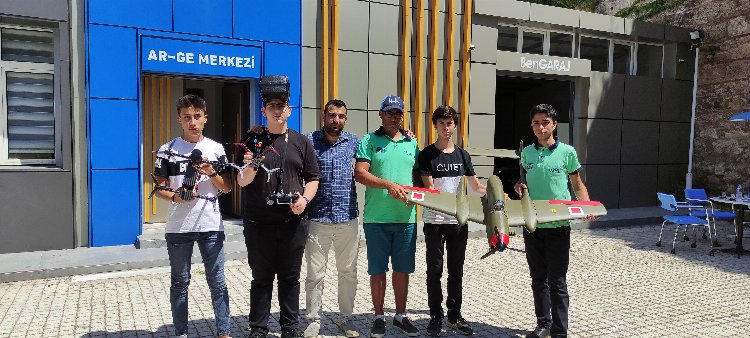 Bursa’da liseli öğrenciler kendi drone’larını kendileri üretiyor