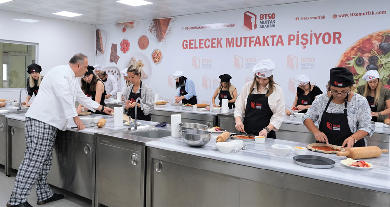 Bursalı kadın girişimciler mutfaktaki hünerlerini sergiledi