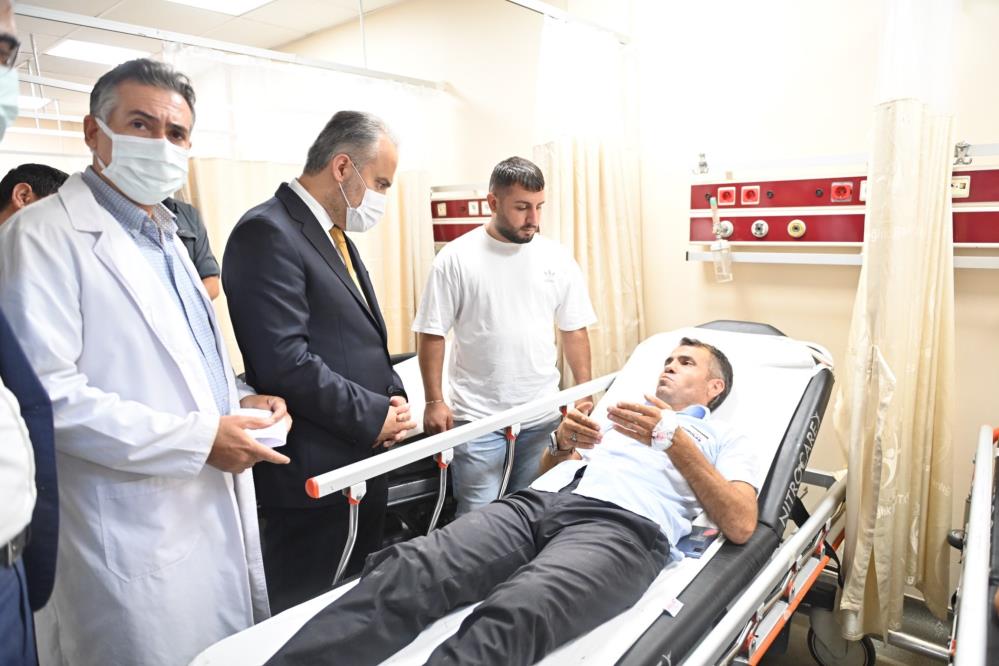 Başkan Aktaş otobüs kazasında yaralananları ziyaret etti