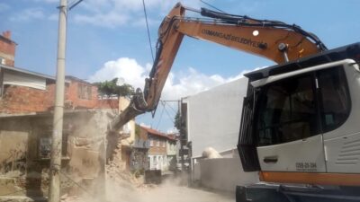 Bursa’da iki bina yıkıldı!