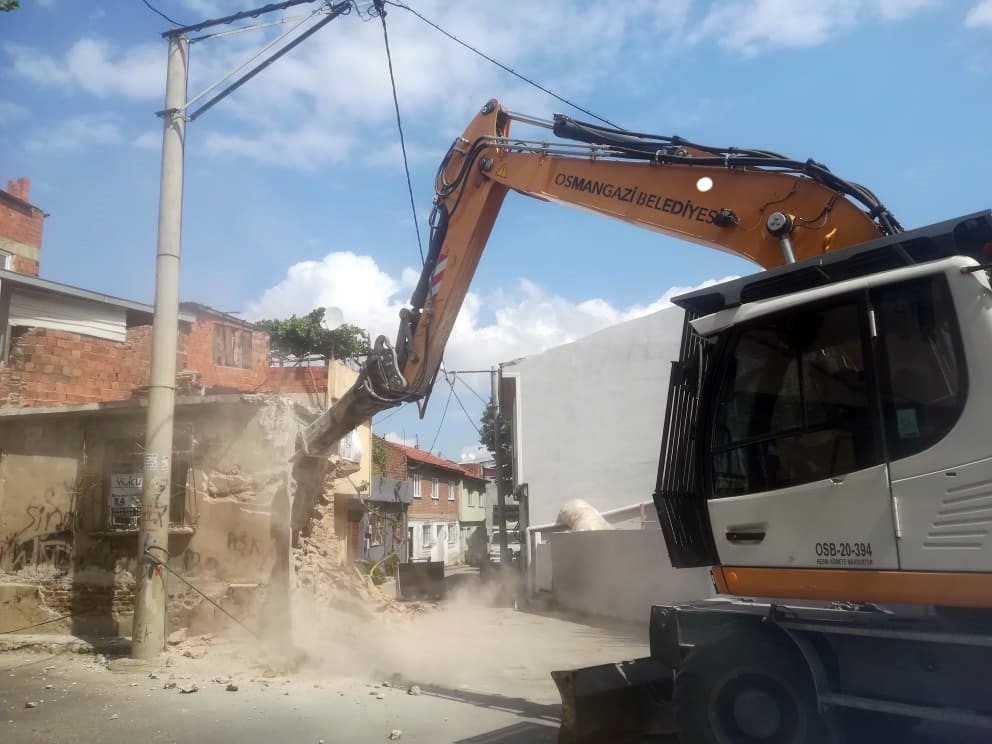 Bursa’da iki bina yıkıldı!