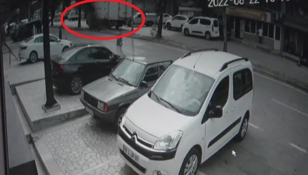 Bursa’da 70 yıllık tarihi çınar kamyonun çarpmasıyla devrildi