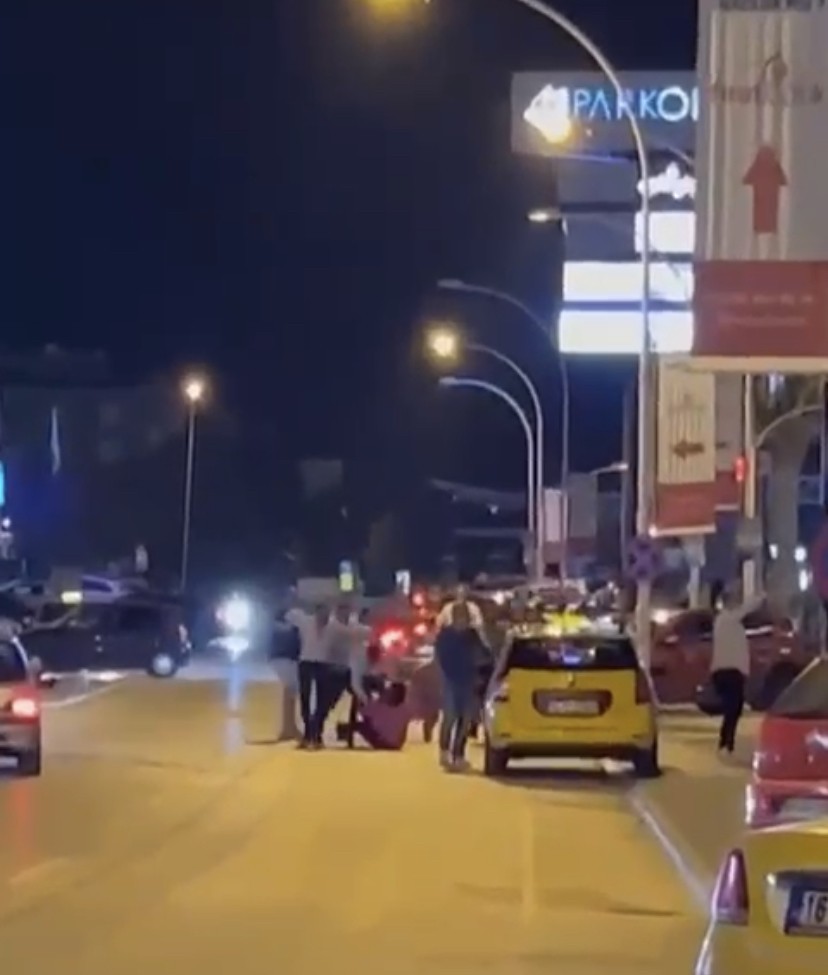 Bursa’da eğlence çıkışı ortalık karıştı: Kavga anı kameraya yansıdı