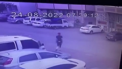 Bursa’da kamyonette çalacak bir şey bulamayınca eve girdiler