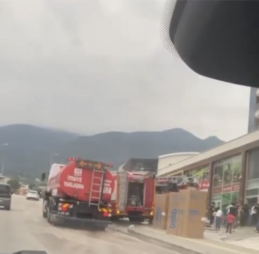 Bursa’da mobilya dükkanı alev alev yandı