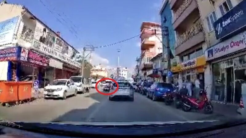 Bursa’da kaza! O anlar kamerada Bursa’da direksiyon hakimiyeti kaybeden motosikletli yaptığı kazada hafif şekilde yaralanırken,