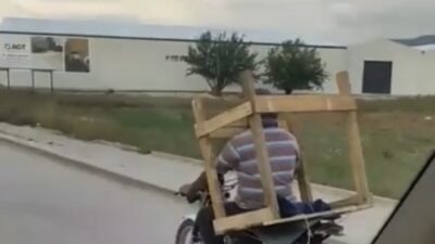 Bursa’da motosiklette palet taşıyan adam kameralarda
