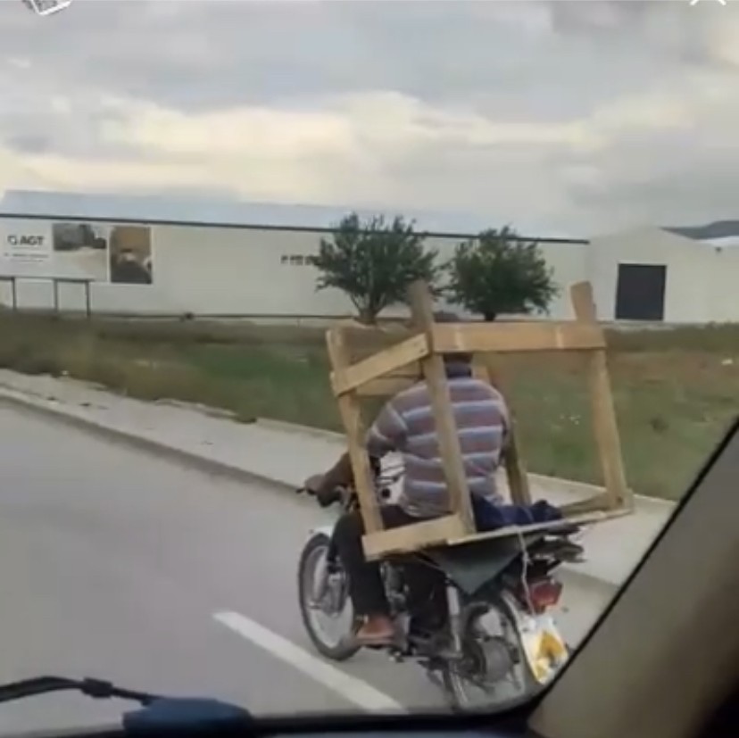 Bursa’da motosiklette palet taşıyan adam kameralarda
