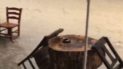 Bursa’da şiddetli yağmurda tarihi mahalleyi sel bastı