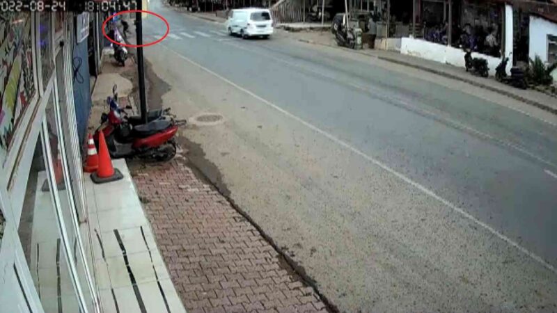 Bursa’nın İznik ilçesinde şimşekten kaçan iki kişinin paniği güvenlik kamerasına