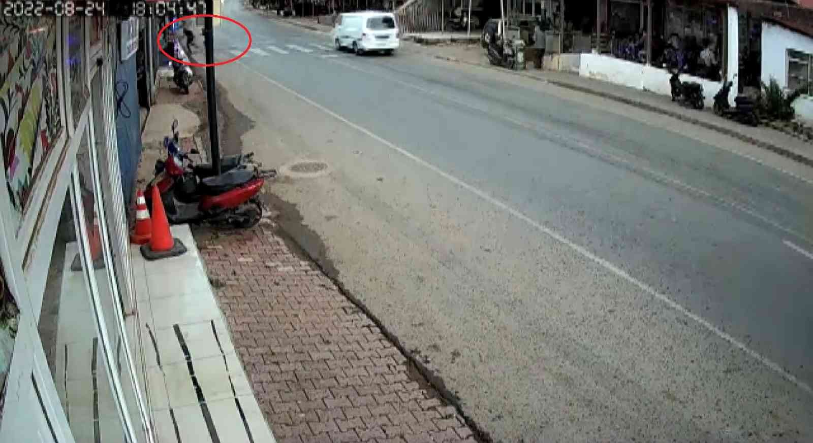 Bursa’da şimşeğin yaşattığı panik kameraya yansıdı Bursa’da şimşeğin yaşattığı panik kameraya yansıdı