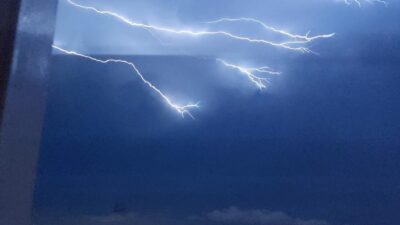 Bursa’da şimşekler geceyi aydınlattı