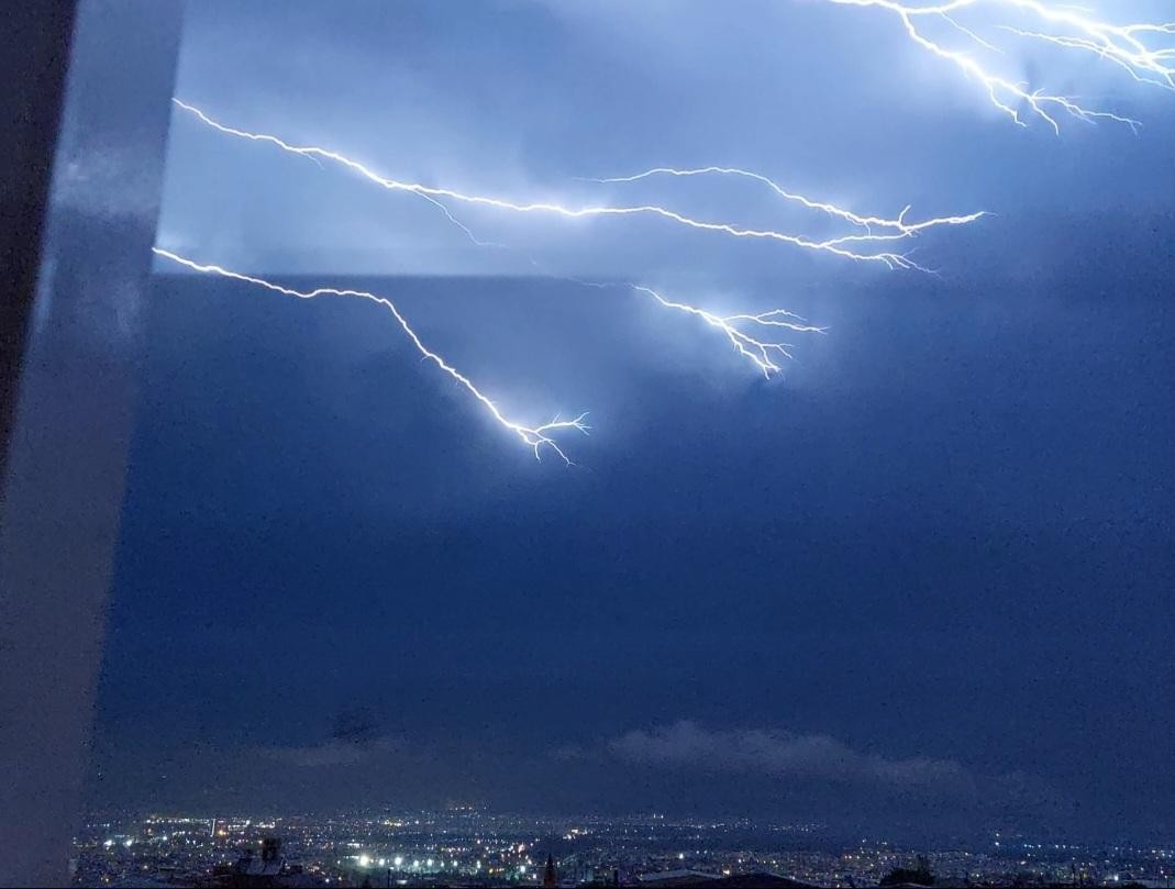 Bursa’da şimşekler geceyi aydınlattı Bursa’da şimşekler geceyi aydınlattı